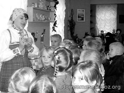 О. В. Кузнецова знакомит детсадовцев с историей народной куклы